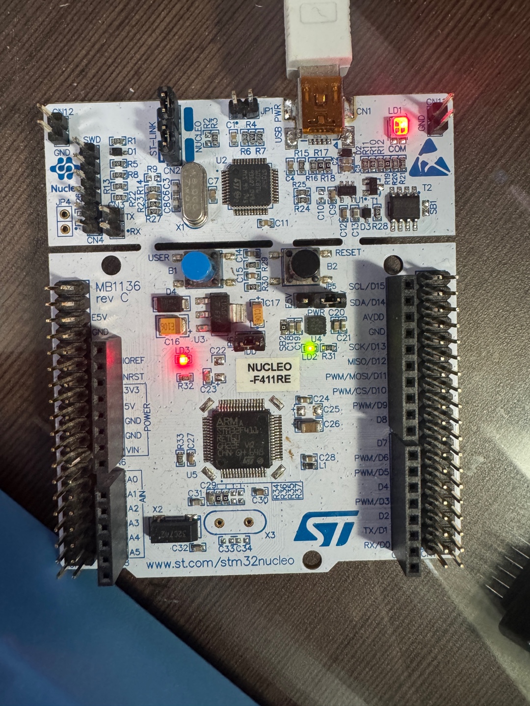 버튼 입력에 따라 LED가 켜지는 실행 결과